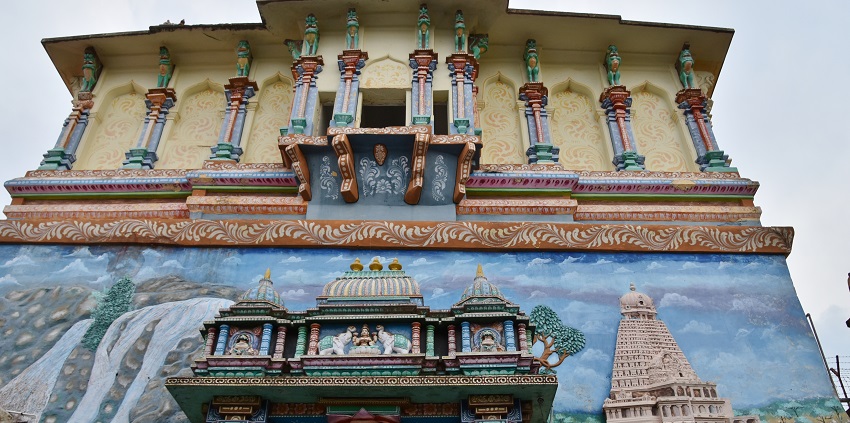 Thanjavur Art Gallery displays exquisite paintings and traditional art forms.