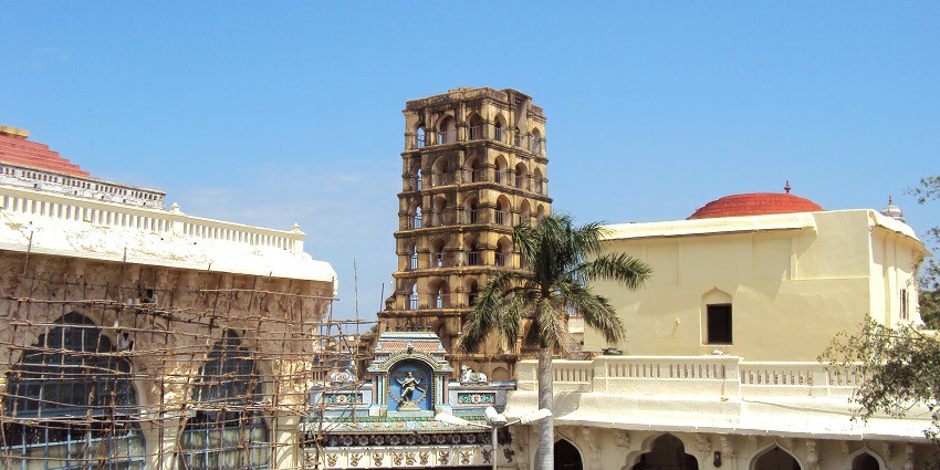 Thanjavur Palace features stunning architecture and rich historical significance