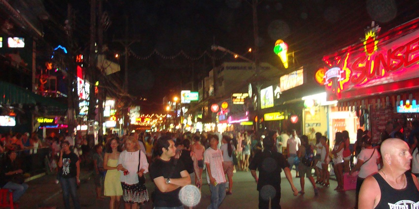 Popular nightlife spot favoured by backpackers.
