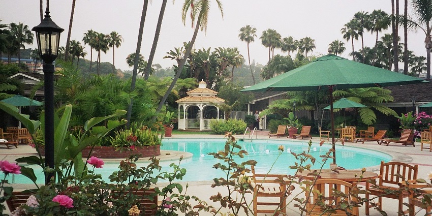 A mesmerising shot of a poolside in a resort.