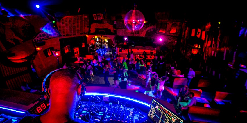The Mark Hotel & Club, is among the best party places in Bhopal featuring upscale dining and leisure facilities.