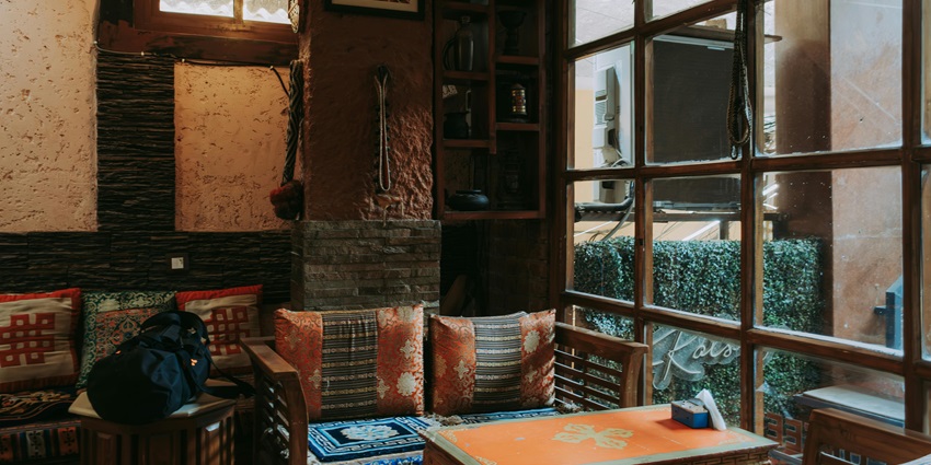 A stylish restaurant with eclectic interiors, offering a fusion of global and Indian flavours, one of the best places to visit in Koregaon Park.