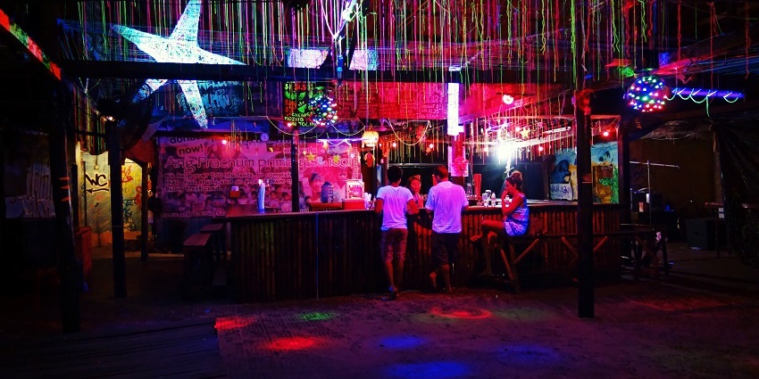 Parties in Rishikesh in the outdoor bar with scenic views and refreshing drinks.