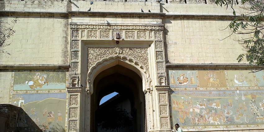 Entrance of Ratangarh Fort in Jodhpur with massive stone walls and an arched gateway.