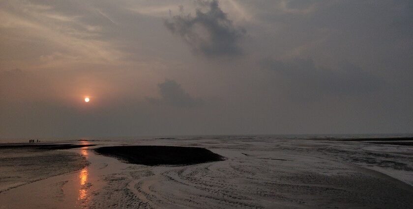 Dapoli is a popular beach destination in the South Konkan region of Maharashtra.