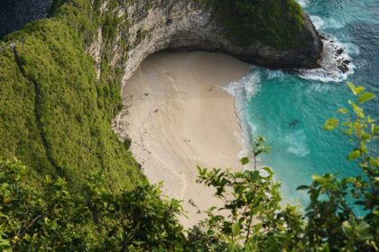 A bird’s eye view of a famous island featuring shimmering waters and pristine sands.