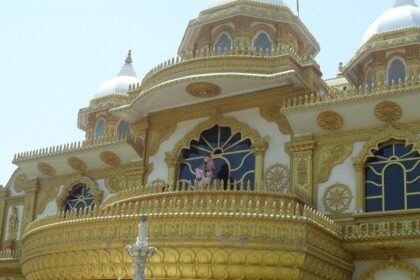 Vibrant temple building with golden details, praying here is one of the most refreshing things to do in Shirdi