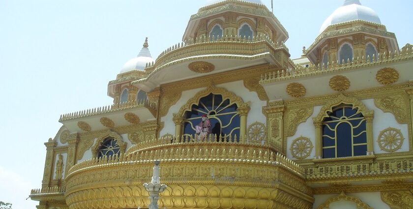 Vibrant temple building with golden details, praying here is one of the most refreshing things to do in Shirdi