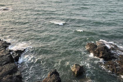 A beautiful view of a beach in Tarkarli, surrounded by serene waters and greenery.