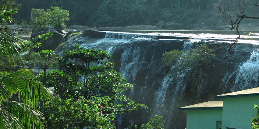 Beautiful view of the magnificent Thirparappu Waterfalls near Olakaruvi Waterfalls
