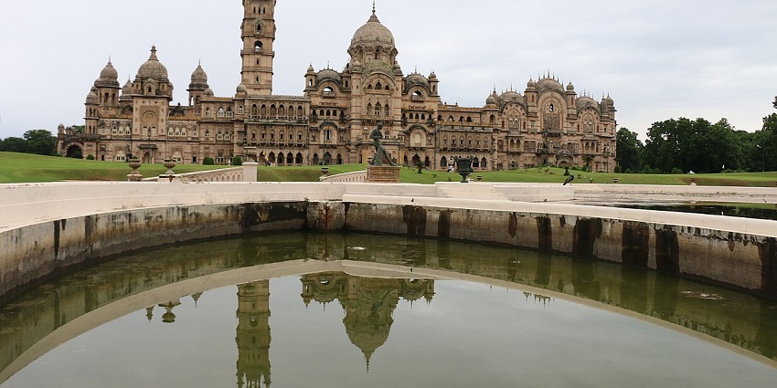 A pond at Thiruvarur Maratha Palace, a place to visit and explore near Thiruvarur Temple.