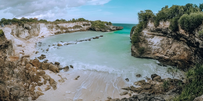 A view of an idyllic tropical landscape of the Thousand Islands with shimmering waters.
