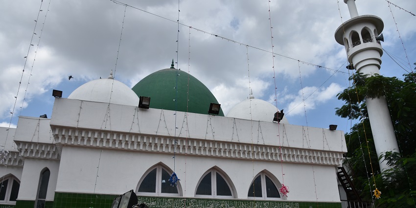 Thousand Lights is a multi-domed mosque in Anna Salai in Chennai, Tamil Nadu