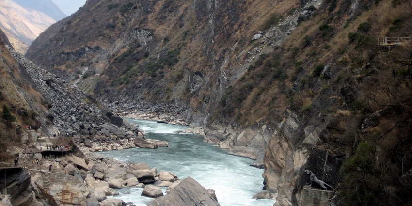 Tiger Leaping Gorge, a popular waterfall near Khandi, features stunning scenery.
