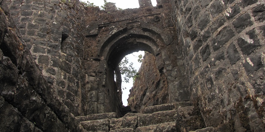 An image of Tikona Fort, one of the historical places to visit near Pune within 50 km.