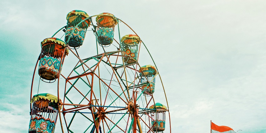 A glimpse of a majestic ferris wheel at the Tikuji-ni-Wadi, a hotspot in Maharashtra.