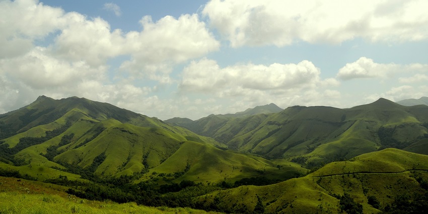 Tippu’s Drop, the historic cliff, offer panoramic views and adventure.