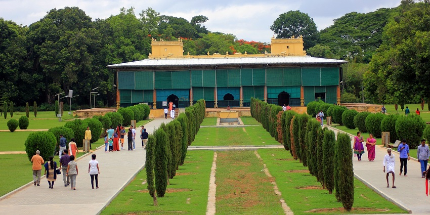 the tourist places in Nandi hills include Tipu Sultan’s Summer Palace, the historic architecture with lush gardens and heritage.