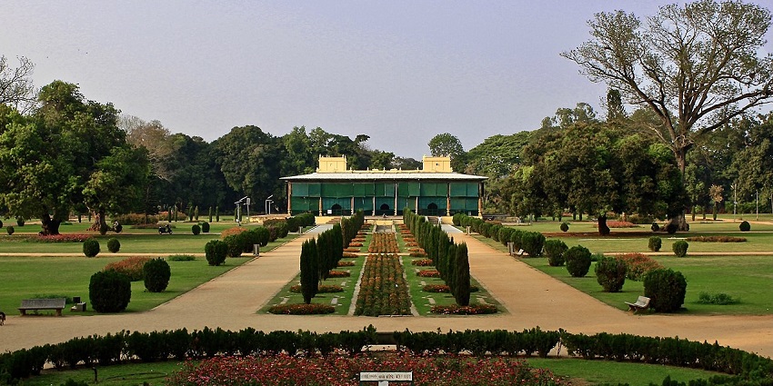 A mesmerising view of Tipu Sultan’s Summer Palace surrounded by lush greenery.