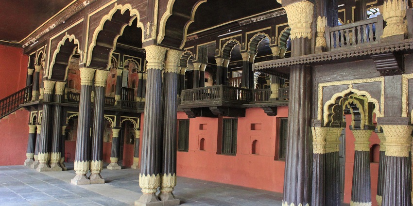 The designs on the pillar at Tipu Sultan’s palace, showcasing intricate architecture