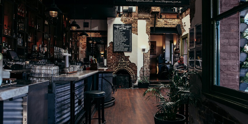 A lively pub atmosphere where beer enthusiasts and food lovers gather to enjoy.