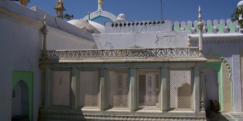 An image of Tomb of Aurangzeb, the historical tomb of Mughal Emperor Aurangzeb.