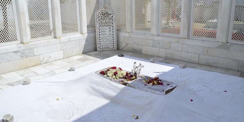 View of simple yet significant, the mausoleum bears testimony to the life of Aurangzeb.