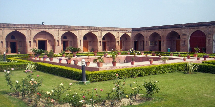 A garden at Sheikh Chilli’s Tomb located in Kurukshetra, offering a glimpse of the past.