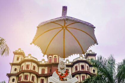 Rajwada Palace, one of the key places to visit in Indore featuring a decorative arch.