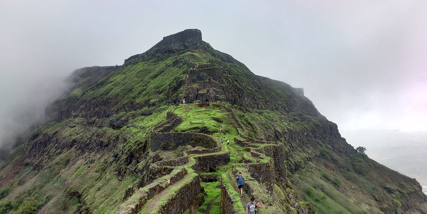 A scenic view of the famous Torna Fort, one of the popular forts in Maharashtra.