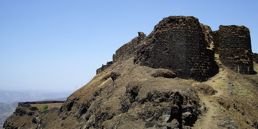 Stone fort with an arched gate at Torna Fort, a tourist attraction near Linagna Fort.