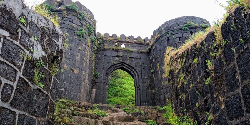 Image of the Torna Fort,one of the top attractions near the Baneshwar temple for history lovers.