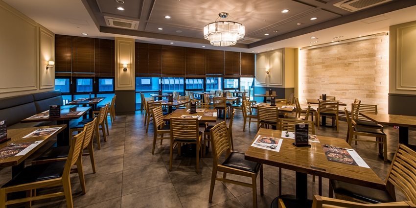 Tote On The Turf in Mumbai offers elegant vintage decor and vibrant nightlife