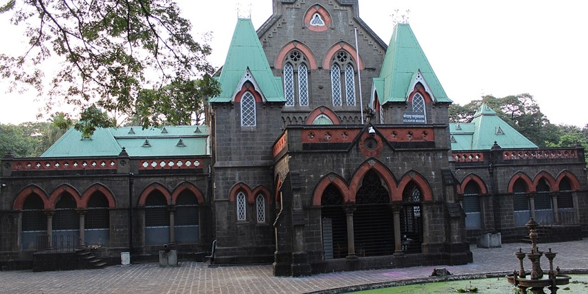 An image of the popular colonial-era Town Hall Museum showcasing artefacts in Kolhapur.
