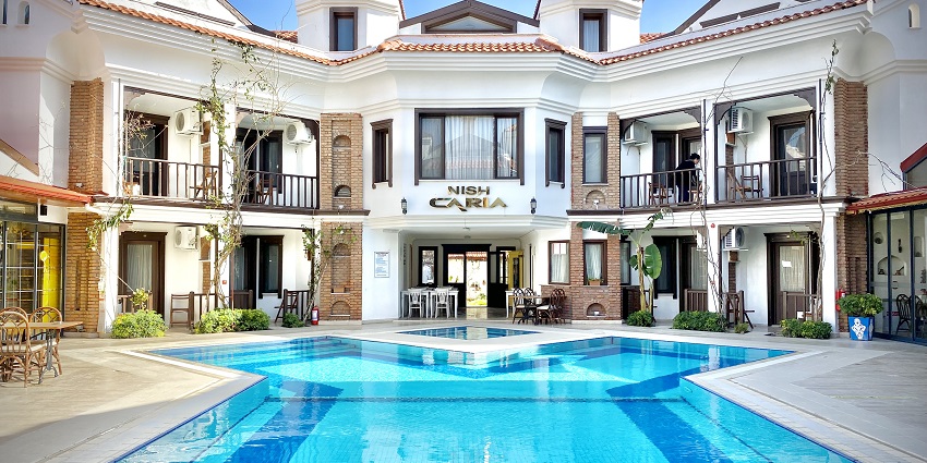 An exclusive property facing the beautiful pool ideal for a good time