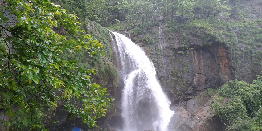 Majestic Veer Devpat Waterfall surrounded by greenery, a must-visit spot in Chiplun.