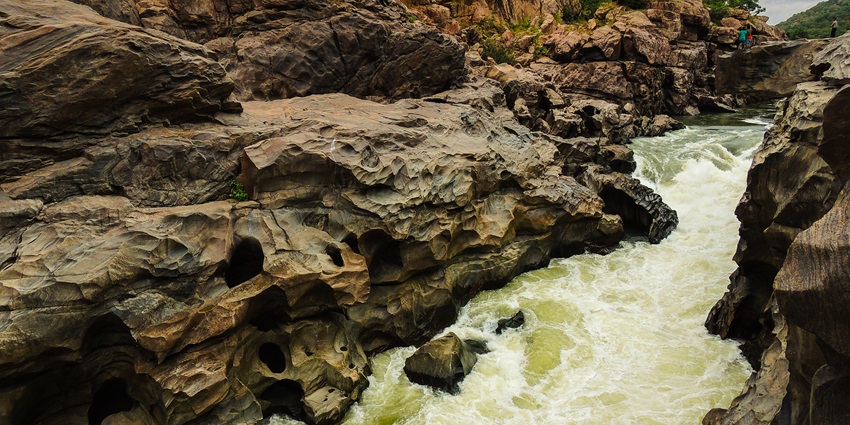 River Cauvery gushing through the deep and narrow gorge - things to do in shivanasamudra falls