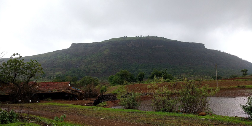 A picture of Tringalwadi Fort which reflects the rich history of the area