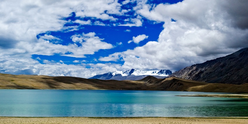 Stunning view of the high-altitude Tso Moriri Lake surrounded by mountains in Changthang.