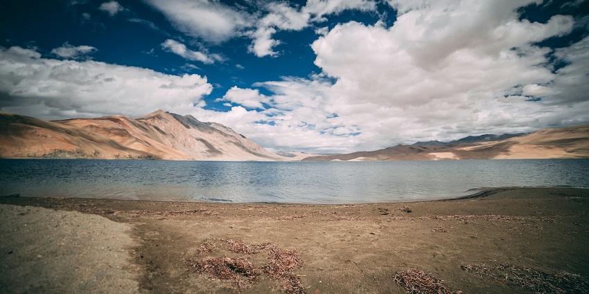 An awe-inspiring view of Tsomoriri Lake, a mesmerising abode for Ladakh trekking.