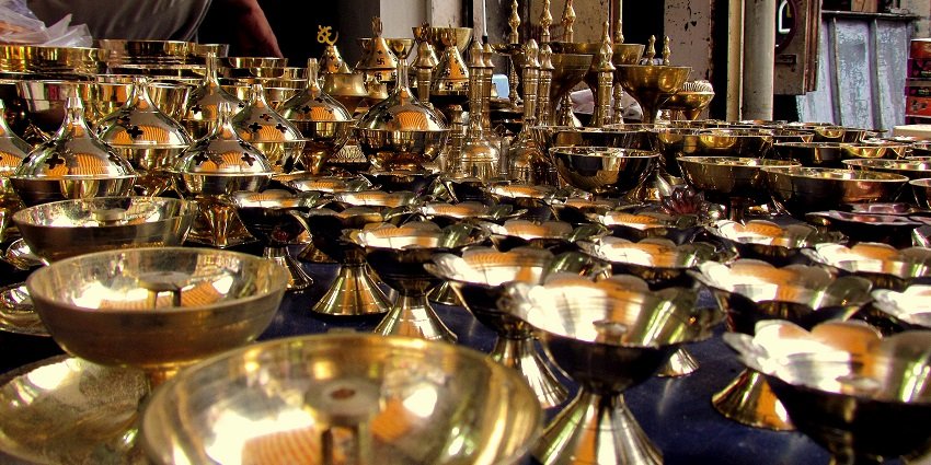 Tulsi Baug, a shopping place in Pune, has a beautiful Diya collection in the whole Pune city