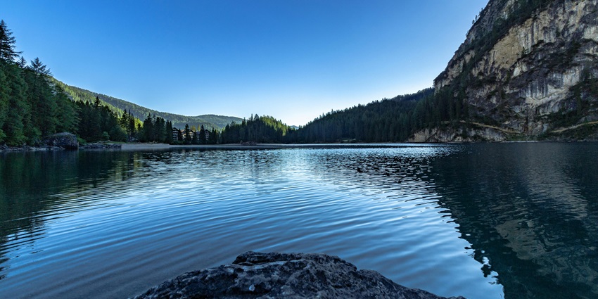 A tranquil view of Tulsi Lake in Maharashtra surrounded by nature’s astonishing beauty.