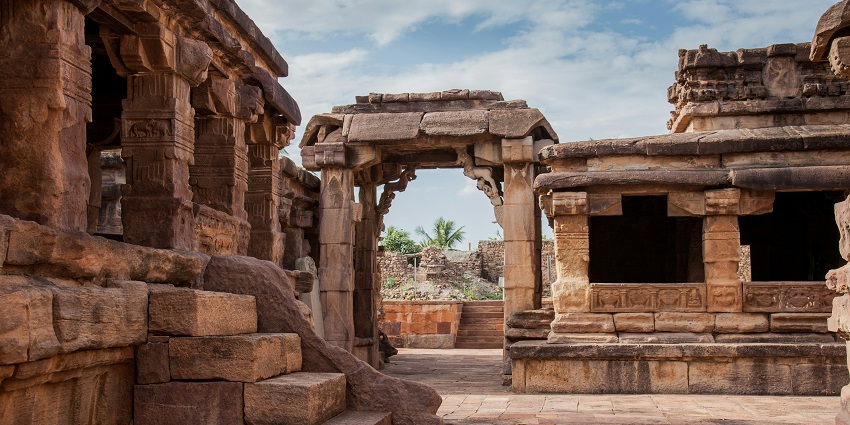 A beautiful lobby of a traditional temple in Pune with ancient architecture
