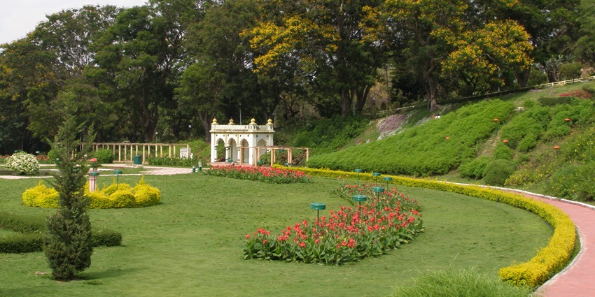 Tungabhadra Gardens, a serene Hospet tourist place, features well-maintained gardens.