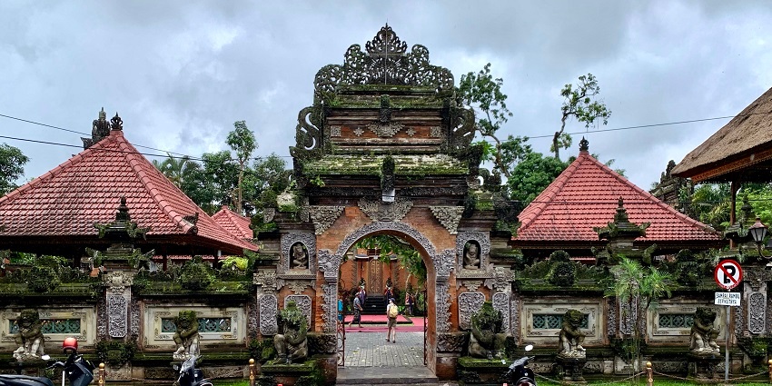 Tourists roam in the courtyard of Ubud Palace or Puri Saren Agung, one of the best places to visit in Ubud.