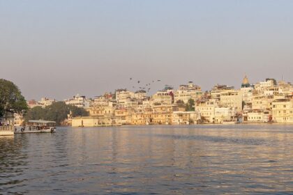 A serene and simple view of Lake Pichola in Udaipur, showcasing its spiritual heritage of Udaipur Temples.