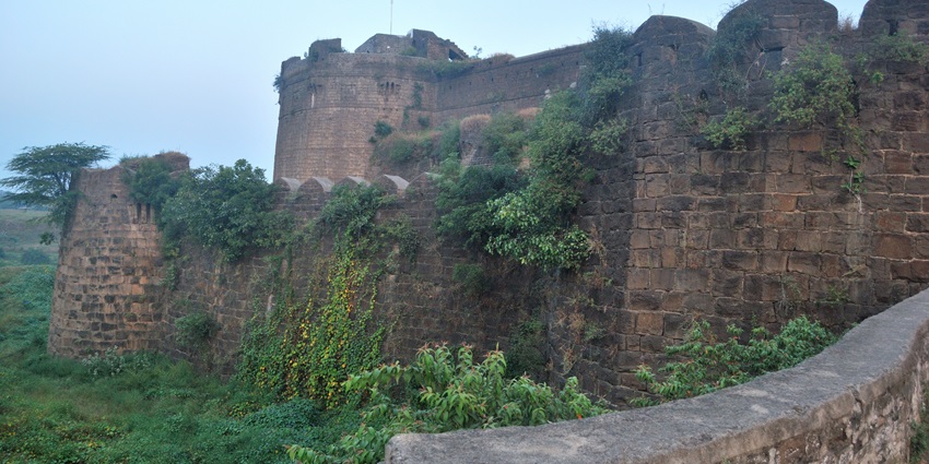 Udgir Fort, a popular destination near Ausa Fort, showcasing impressive historical architecture.