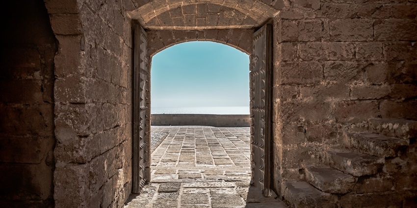 An image of a fort, a historic tourist attraction, offering panoramic views to visitors.