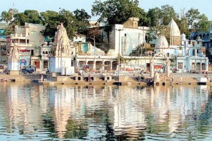 Panoramic view of Ram Ghat and the Kshipra River, one of the top things to see in Ujjain.