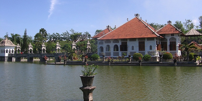 An image of Ujung Water Palace, one of the best places to visit near Amed Beach.